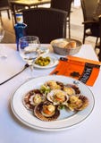 2017 31 05, Madrid, Espagne palourdes cuites au four d'un plat Nourriture en Espagne images stock 2017 31 05, Madrid, Espagne palourdes cuites au four d'un plat Nourriture en Espagne images stock
