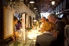 MADRID, ESPAÑA - 28 de mayo de 2014 mercado de Mercado San Miguel, mercado famoso de la comida en el centro de Madrid foto de archivo libre de regalías MADRID, ESPAÑA - 28 de mayo de 2014 mercado de Mercado San Miguel, mercado famoso de la comida en el centro de Madrid foto de archivo libre de regalías