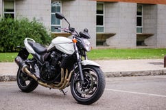 MADRID 7. JULI 2014: Weißes Suzuki Bandit-Motorrad 3D übertragen stockfotos MADRID 7. JULI 2014: Weißes Suzuki Bandit-Motorrad 3D übertragen stockfotos