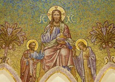 Madrid - mosaico del Jesucristo y del apóstol Peter y Juan del apse principal de Iglesia de San Manuel y San Benito Fotos de archivo libres de regalías Madrid - mosaico del Jesucristo y del apóstol Peter y Juan del apse principal de Iglesia de San Manuel y San Benito Fotos de archivo libres de regalías