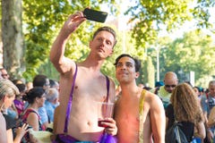 Madrid, Spanien - 7. Juli 2019 - Gay Pride, Orgullo-Homosexuelles - Paar Selfie stockfoto Madrid, Spanien - 7. Juli 2019 - Gay Pride, Orgullo-Homosexuelles - Paar Selfie stockfoto