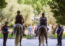 2017 06 01, Madrid, Spanien Polizisten mit Pferd im Park Stadtbild von Madrid stockfotografie 2017 06 01, Madrid, Spanien Polizisten mit Pferd im Park Stadtbild von Madrid stockfotografie