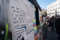 Madrid, Spanje - November 11,2017: Politieke protestaffiches in Peurta del Sol in Madrid, Spanje stock foto Madrid, Spanje - November 11,2017: Politieke protestaffiches in Peurta del Sol in Madrid, Spanje stock foto
