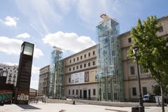 MADRID, SPANJE - Reina Sofia op 14 augustus, 2015 in Madrid: exter stock fotografie MADRID, SPANJE - Reina Sofia op 14 augustus, 2015 in Madrid: exter stock fotografie