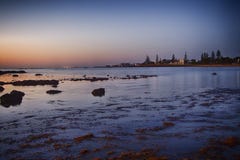 Madrugada de la playa de Scarbourough en la salida del sol imágenes de archivo libres de regalías Madrugada de la playa de Scarbourough en la salida del sol imágenes de archivo libres de regalías