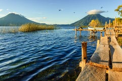 Madrugada y tres volcanes, lago Atitlan, Guatemala fotos de archivo libres de regalías Madrugada y tres volcanes, lago Atitlan, Guatemala fotos de archivo libres de regalías