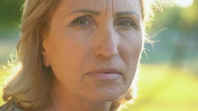 Madure a la abuela arrugada que mira en la cámara, miedo para el futuro, pensión almacen de video Madure a la abuela arrugada que mira en la cámara, miedo para el futuro, pensión almacen de video
