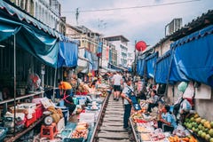 Maeklong järnväg marknad 12 13 besök 2018nTourists den järnväg marknaden utanför bangkok och att köpa gods från försäljarna royaltyfria bilder Maeklong järnväg marknad 12 13 besök 2018nTourists den järnväg marknaden utanför bangkok och att köpa gods från försäljarna royaltyfria bilder