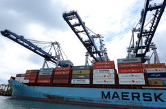 Maersk linje lastfartyg som lastar av behållare i portar av Auckland arkivbild Maersk linje lastfartyg som lastar av behållare i portar av Auckland arkivbild