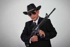 Mafia anziana e la sua arma di assalto Fotografie Stock Mafia anziana e la sua arma di assalto Fotografie Stock