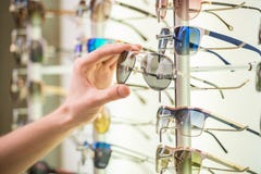 Magasin de lunettes de soleil Images libres de droits Magasin de lunettes de soleil Images libres de droits