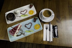 magasinet stÃ¥r pÃ¥ den skivade chokladkakan och drinken royaltyfria foton magasinet stÃ¥r pÃ¥ den skivade chokladkakan och drinken royaltyfria foton