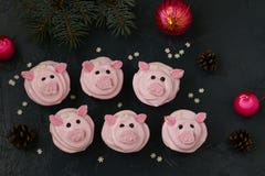 Magdalenas rosadas del cerdo - las magdalenas hechas en casa adornadas con crema y la melcocha de la proteína formaron piggies di imágenes de archivo libres de regalías Magdalenas rosadas del cerdo - las magdalenas hechas en casa adornadas con crema y la melcocha de la proteína formaron piggies di imágenes de archivo libres de regalías