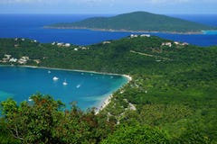 Magens zatoka St Tomasowska wyspa z Tortola wyspą BVI na tle Fotografia Stock Magens zatoka St Tomasowska wyspa z Tortola wyspą BVI na tle Fotografia Stock