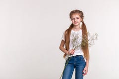 Mager nätt flicka med bärande jeans för långt ljust hår royaltyfria foton Mager nätt flicka med bärande jeans för långt ljust hår royaltyfria foton