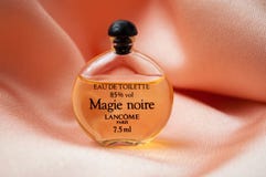 Magie Noire De Lancome 英语传说 绸缎背景上的微型香水瓶的黑魔法编辑类库存照片 图片包括有高雅 微型 Magie Noire De Lancome 英语传说 绸缎背景上的微型香水瓶的黑魔法编辑类库存照片 图片包括有高雅 微型