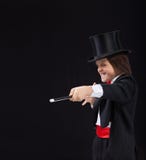 Magik chłopiec wskazuje kopiować przestrzeń z magiczną różdżką z hardhat obrazy royalty free Magik chłopiec wskazuje kopiować przestrzeń z magiczną różdżką z hardhat obrazy royalty free