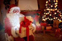 Magisk gåva i Santa Claus händer royaltyfri fotografi Magisk gåva i Santa Claus händer royaltyfri fotografi
