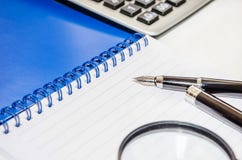 Magnifier, μάνδρα, υπολογιστής και σημειωματάριο σε ένα άσπρο υπόβαθρο στοκ εικόνες Magnifier, μάνδρα, υπολογιστής και σημειωματάριο σε ένα άσπρο υπόβαθρο στοκ εικόνες