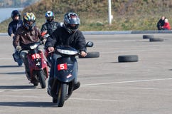 Magnitogorsk, Rusia, - septiembre, 28, 2014 Los miembros jovenes del club de fans de vespas celebran las razas del entrenamiento fotos de archivo Magnitogorsk, Rusia, - septiembre, 28, 2014 Los miembros jovenes del club de fans de vespas celebran las razas del entrenamiento fotos de archivo