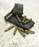2 mags винтовки с пулями на поле стоковое фото 2 mags винтовки с пулями на поле стоковое фото