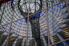 15 mai 2019 Berlin, Allemagne Complexe commercial, de bureaux de Sony avec le d?me blanc et rond au-dessus des b?timents en verre photos stock 15 mai 2019 Berlin, Allemagne Complexe commercial, de bureaux de Sony avec le d?me blanc et rond au-dessus des b?timents en verre photos stock