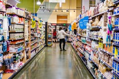 17 mai 2019 Cupertino/CA/Etats-Unis - la vue d'un bas-c?t? dans un magasin de Whole Foods, membre d'Amazon Premium offre ?vident photographie stock libre de droits 17 mai 2019 Cupertino/CA/Etats-Unis - la vue d'un bas-c?t? dans un magasin de Whole Foods, membre d'Amazon Premium offre ?vident photographie stock libre de droits