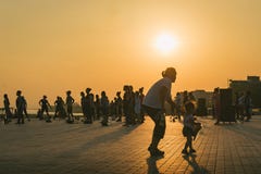 Mai 2017 - der Mekong Laos - bemuttern Sie und ihre Kinderschattenbilder bei Sonnenuntergang lizenzfreie stockfotografie Mai 2017 - der Mekong Laos - bemuttern Sie und ihre Kinderschattenbilder bei Sonnenuntergang lizenzfreie stockfotografie