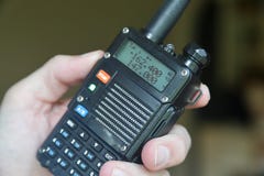 Main actionnant le talkie-walkie par radio amateur photographie stock Main actionnant le talkie-walkie par radio amateur photographie stock