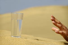 Main atteignant pour l'eau. Main atteignant pour l'eau.