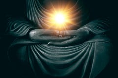 Main de Bouddha avec la lumière de la sagesse et de la puissance photo stock Main de Bouddha avec la lumière de la sagesse et de la puissance photo stock