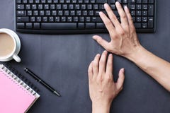 Main des affaires de travail d'impression d'homme d'affaires dans le bureau image stock Main des affaires de travail d'impression d'homme d'affaires dans le bureau image stock