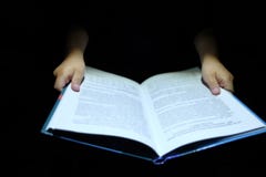 Main du ` s d'enfants tenant un livre photographie stock Main du ` s d'enfants tenant un livre photographie stock
