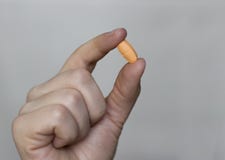 Main femelle avec le plan rapproché de pilules Fond neutre photographie stock libre de droits Main femelle avec le plan rapproché de pilules Fond neutre photographie stock libre de droits