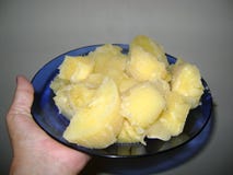 Main femelle, nourriture servante, nourriture typique de manioc image libre de droits Main femelle, nourriture servante, nourriture typique de manioc image libre de droits