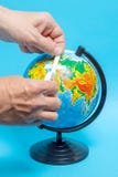 Main masculine mettant une correction sur un globe images stock Main masculine mettant une correction sur un globe images stock