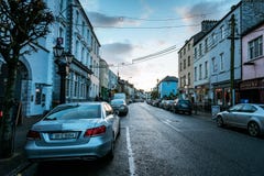 Main Street av lilla staden i Irland arkivfoto Main Street av lilla staden i Irland arkivfoto