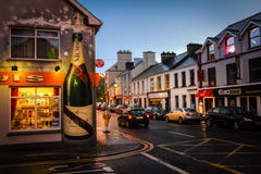 Main Street Ville du Donegal Comté le Donegal l'irlande photo libre de droits Main Street Ville du Donegal Comté le Donegal l'irlande photo libre de droits