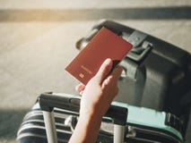 Main tenant le voyageur de passeport avec le concept de voyage de bagage images libres de droits Main tenant le voyageur de passeport avec le concept de voyage de bagage images libres de droits