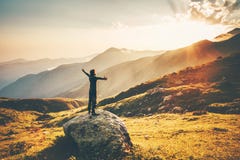 Mains augmentées par homme aux montagnes de coucher du soleil photographie stock Mains augmentées par homme aux montagnes de coucher du soleil photographie stock