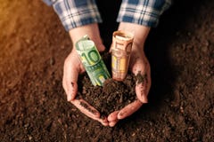 Mains avec des billets de banque d'argent de sol fertile et d'euro Image libre de droits Mains avec des billets de banque d'argent de sol fertile et d'euro Image libre de droits