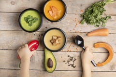 Mains d'enfants, alimentation ?quilibr?e pour perdre le poids, nourriture cuite ? la vapeur dans des gamelles, endroit pour le te images stock Mains d'enfants, alimentation ?quilibr?e pour perdre le poids, nourriture cuite ? la vapeur dans des gamelles, endroit pour le te images stock