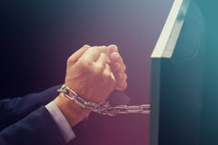 Mains d'homme d'affaires caucasien dépendantes à l'Internet et verrouillées avec des poignets de chaîne de fer, de dépendance d'I images libres de droits Mains d'homme d'affaires caucasien dépendantes à l'Internet et verrouillées avec des poignets de chaîne de fer, de dépendance d'I images libres de droits