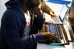 Mains d'homme d'origine africaine travaillant au clavier d'ordinateur photos libres de droits Mains d'homme d'origine africaine travaillant au clavier d'ordinateur photos libres de droits