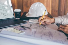 Mains d'ing?nierie ou d'architecte de construction travaillant ? l'inspection de mod?le dans le lieu de travail, tout en v?rifian photo libre de droits Mains d'ing?nierie ou d'architecte de construction travaillant ? l'inspection de mod?le dans le lieu de travail, tout en v?rifian photo libre de droits