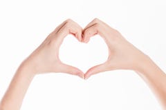 Mains d'isolement de femme d'apparence de fond faisant un coeur pour le jour de valentines de saint photo libre de droits Mains d'isolement de femme d'apparence de fond faisant un coeur pour le jour de valentines de saint photo libre de droits