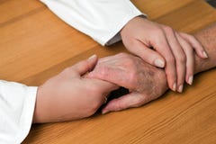 Mains d'une infirmière et d'un ancien aîné photo libre de droits Mains d'une infirmière et d'un ancien aîné photo libre de droits