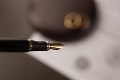 Mains d'épouse, décret de mari du divorce de signature, dissolution, décommandant le mariage, documents de séparation juridique, photo libre de droits Mains d'épouse, décret de mari du divorce de signature, dissolution, décommandant le mariage, documents de séparation juridique, photo libre de droits