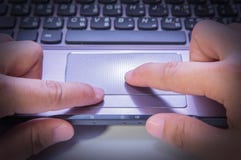 Mains dactylographiant sur un trackpad d'ordinateur portable photo libre de droits Mains dactylographiant sur un trackpad d'ordinateur portable photo libre de droits