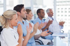 Mains de applaudissement d'équipe médicale images libres de droits Mains de applaudissement d'équipe médicale images libres de droits